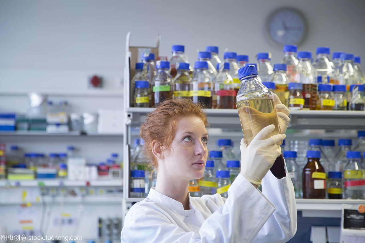 在生物化学实验室工作的年轻女性自然科学家