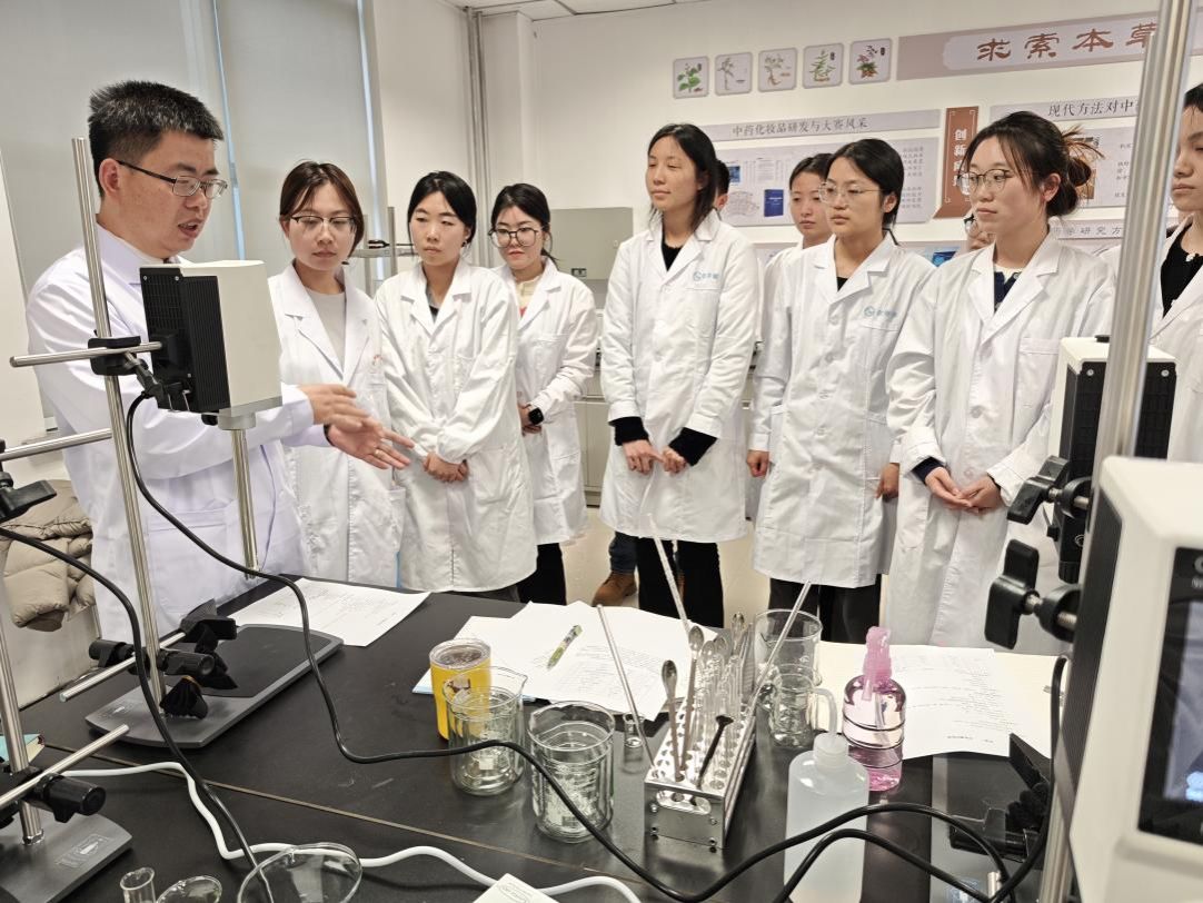 校企共筑产教融合新生态--中药化妆品行业课程开讲了!